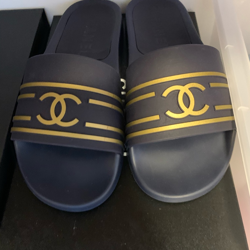 CHANEL POOL SLIDE - Picture 2 of 3